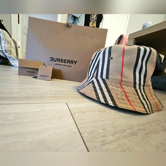 Burberry Reversible Bucket Hat - Picture 1 of 5